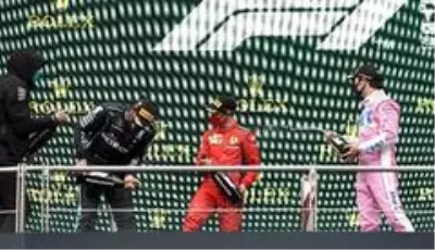 Hamilton kupasını aldı