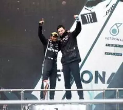 Hamilton kupasını aldı