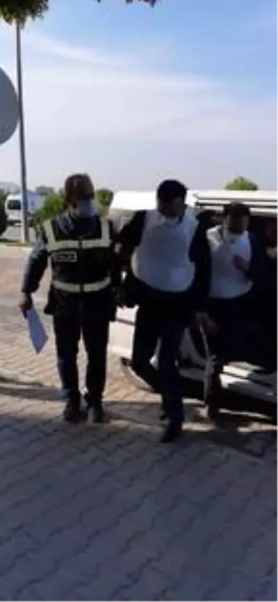 Hırsızlık için girdikleri evin sahibini boğazını keserek öldüren 2 şüpheli tutuklandı Hırsızlık için girdikleri evin sahibini boğazını keserek öldüren 2 şüpheli tutuklandı