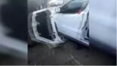 İki otomobil kafa kafaya çarpıştı: 10 yaralı İki otomobil kafa kafaya çarpıştı: 10 yaralı