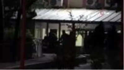 İntihar eden şahsın yakınları hastane bahçesinde birbirine girdi İntihar eden şahsın yakınları hastane bahçesinde birbirine girdi