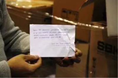 İzmir'e gönderilen yardım kolilerinden duygulandıran notlar çıkıyor İzmir'e gönderilen yardım kolilerinden duygulandıran notlar çıkıyor