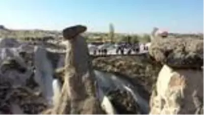 Kapadokya'nın simgelerinden 'Üç Güzeller' turist akınına uğruyor Kapadokya'nın simgelerinden 'Üç Güzeller' turist akınına uğruyor