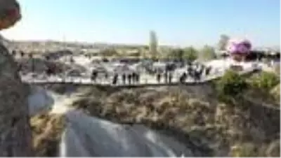 Kapadokya'nın simgelerinden 'Üç Güzeller' turist akınına uğruyor Kapadokya'nın simgelerinden 'Üç Güzeller' turist akınına uğruyor