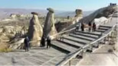 Kapadokya'nın simgelerinden 'Üç Güzeller' turist akınına uğruyor Kapadokya'nın simgelerinden 'Üç Güzeller' turist akınına uğruyor