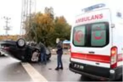 Kavşakta iki otomobil çarpıştı: 3 yaralı Kavşakta iki otomobil çarpıştı: 3 yaralı