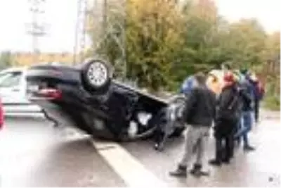 Kavşakta iki otomobil çarpıştı: 3 yaralı Kavşakta iki otomobil çarpıştı: 3 yaralı