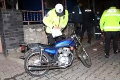 Kontrolden çıkan motosiklet temizlik görevlisine böyle çarptı Kontrolden çıkan motosiklet temizlik görevlisine böyle çarptı