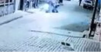 Kontrolden çıkan motosiklet temizlik görevlisine böyle çarptı Kontrolden çıkan motosiklet temizlik görevlisine böyle çarptı