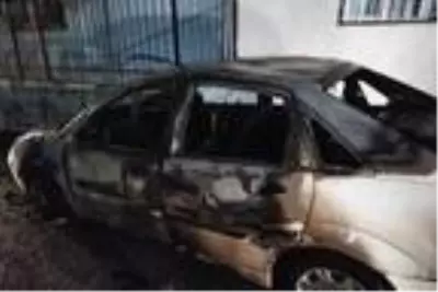 Mardin'de otomobil, yangın sonrası hurdaya döndü Mardin'de otomobil, yangın sonrası hurdaya döndü