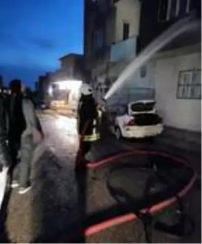 Mardin'de otomobil, yangın sonrası hurdaya döndü Mardin'de otomobil, yangın sonrası hurdaya döndü