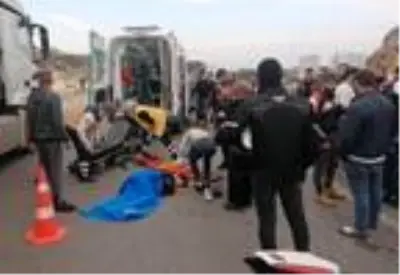 İki motosikletin çarpıştığı korkunç kazada 1 kişi hayatını kaybetti, 2 kişi yaralandı İki motosikletin çarpıştığı korkunç kazada 1 kişi hayatını kaybetti, 2 kişi yaralandı
