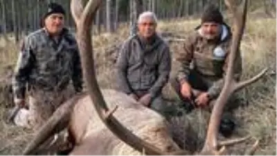 MHP'li eski Belediye Başkanı Mehmet Kula'nın kızıl geyik avı tepki çekti MHP'li eski Belediye Başkanı Mehmet Kula'nın kızıl geyik avı tepki çekti