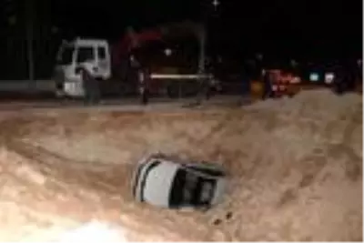 Otomobil kanalizasyon çukuruna düştü: 3 yaralı Otomobil kanalizasyon çukuruna düştü: 3 yaralı
