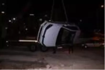 Otomobil kanalizasyon çukuruna düştü: 3 yaralı Otomobil kanalizasyon çukuruna düştü: 3 yaralı