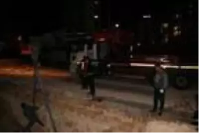 Otomobil kanalizasyon çukuruna düştü: 3 yaralı Otomobil kanalizasyon çukuruna düştü: 3 yaralı