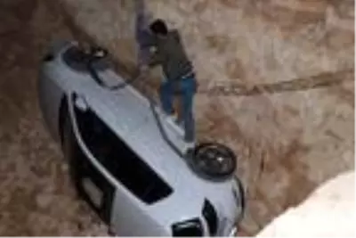 Otomobil kanalizasyon çukuruna düştü: 3 yaralı Otomobil kanalizasyon çukuruna düştü: 3 yaralı