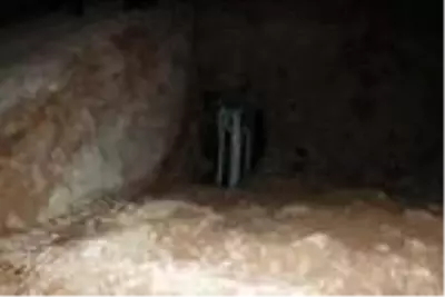 Otomobil kanalizasyon çukuruna düştü: 3 yaralı Otomobil kanalizasyon çukuruna düştü: 3 yaralı