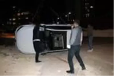 Otomobil kanalizasyon çukuruna düştü: 3 yaralı Otomobil kanalizasyon çukuruna düştü: 3 yaralı
