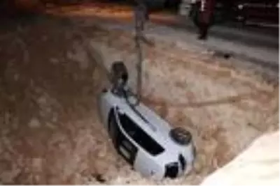 Otomobil kanalizasyon çukuruna düştü: 3 yaralı Otomobil kanalizasyon çukuruna düştü: 3 yaralı