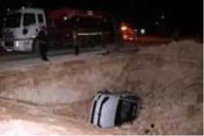 Otomobil kanalizasyon çukuruna düştü: 3 yaralı Otomobil kanalizasyon çukuruna düştü: 3 yaralı