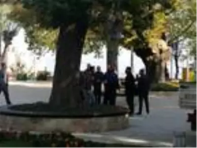 Program çekimi için önlem alan görevliler ile bir iş yeri çalışanı arasında arbede Program çekimi için önlem alan görevliler ile bir iş yeri çalışanı arasında arbede