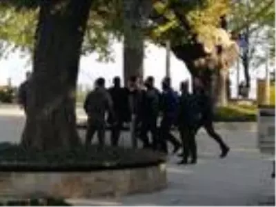 Program çekimi için önlem alan görevliler ile bir iş yeri çalışanı arasında arbede Program çekimi için önlem alan görevliler ile bir iş yeri çalışanı arasında arbede