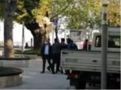 Program çekimi için önlem alan görevliler ile bir iş yeri çalışanı arasında arbede Program çekimi için önlem alan görevliler ile bir iş yeri çalışanı arasında arbede