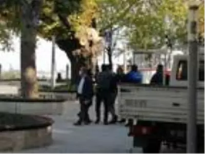 Program çekimi için önlem alan görevliler ile bir iş yeri çalışanı arasında arbede Program çekimi için önlem alan görevliler ile bir iş yeri çalışanı arasında arbede