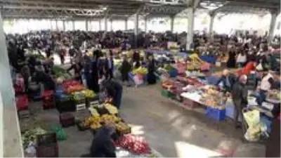 Semt pazarlarında sigara ve maske denetimi: Vatandaşlar yeni uygulamadan memnun Semt pazarlarında sigara ve maske denetimi: Vatandaşlar yeni uygulamadan memnun