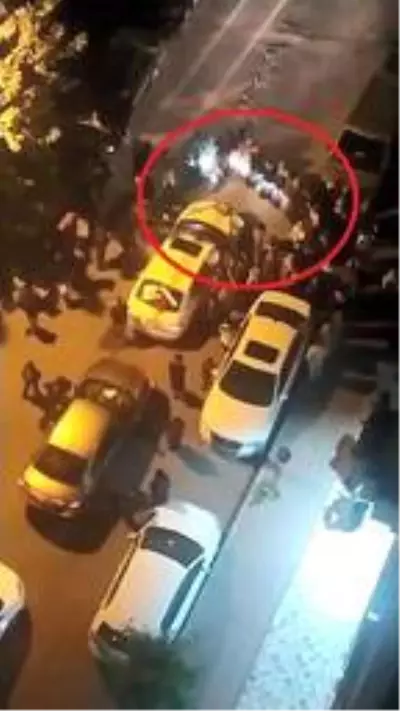 Sosyal mesafe ve maske kuralını ihlal edip, zılgıtlar eşliğinde halay çektiler Sosyal mesafe ve maske kuralını ihlal edip, zılgıtlar eşliğinde halay çektiler