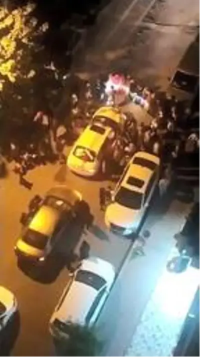 Sosyal mesafe ve maske kuralını ihlal edip, zılgıtlar eşliğinde halay çektiler Sosyal mesafe ve maske kuralını ihlal edip, zılgıtlar eşliğinde halay çektiler