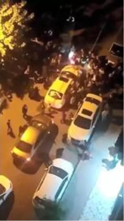 Sosyal mesafe ve maske kuralını ihlal edip, zılgıtlar eşliğinde halay çektiler Sosyal mesafe ve maske kuralını ihlal edip, zılgıtlar eşliğinde halay çektiler