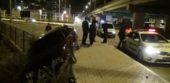 Yoldan çıkan otomobilin dereye uçmasına tel çitler ...