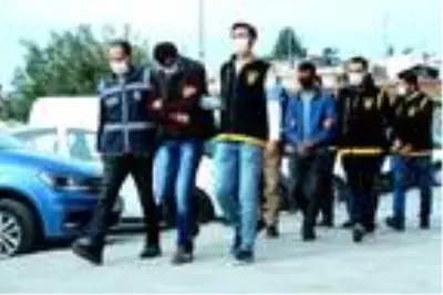 Adana'da haklarında kesinleşmiş hapis cezası bulunan 4 kişi yakalandı Adana'da haklarında kesinleşmiş hapis cezası bulunan 4 kişi yakalandı