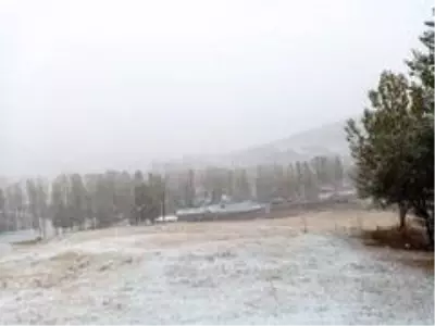 Ağrı'ya mevsimin ilk karı düştü Ağrı'ya mevsimin ilk karı düştü