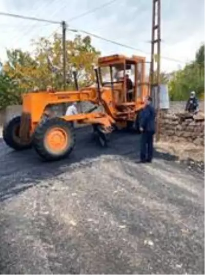 Ahlat'ta sıcak asfalt çalışması Ahlat'ta sıcak asfalt çalışması