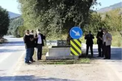 Ana yolda giderken bir anda karşılarına mezar çıkıyor Ana yolda giderken bir anda karşılarına mezar çıkıyor