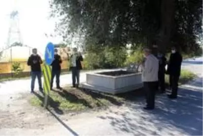 Ana yolda giderken bir anda karşılarına mezar çıkıyor Ana yolda giderken bir anda karşılarına mezar çıkıyor