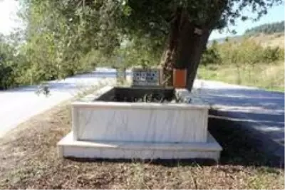 Ana yolda giderken bir anda karşılarına mezar çıkıyor Ana yolda giderken bir anda karşılarına mezar çıkıyor