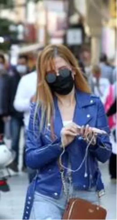 Antalya'da denetimlere rağmen maske var, sosyal mesafe yok Antalya'da denetimlere rağmen maske var, sosyal mesafe yok