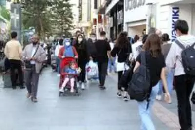 Antalya'da denetimlere rağmen maske var, sosyal mesafe yok Antalya'da denetimlere rağmen maske var, sosyal mesafe yok
