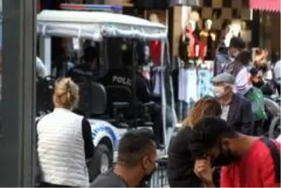 Antalya'da denetimlere rağmen maske var, sosyal mesafe yok Antalya'da denetimlere rağmen maske var, sosyal mesafe yok