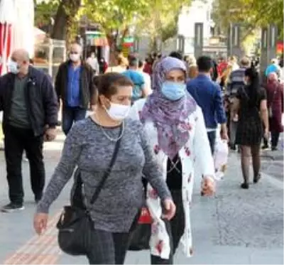 Antalya'da denetimlere rağmen maske var, sosyal mesafe yok Antalya'da denetimlere rağmen maske var, sosyal mesafe yok
