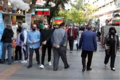 Antalya'da denetimlere rağmen maske var, sosyal mesafe yok Antalya'da denetimlere rağmen maske var, sosyal mesafe yok