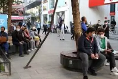 Antalya'da denetimlere rağmen maske var, sosyal mesafe yok Antalya'da denetimlere rağmen maske var, sosyal mesafe yok