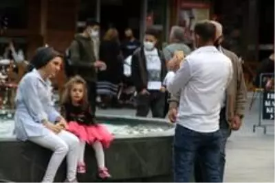 Antalya'da denetimlere rağmen maske var, sosyal mesafe yok Antalya'da denetimlere rağmen maske var, sosyal mesafe yok