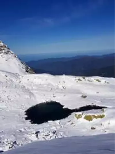Artvin'in Macahel Karçal dağları eteklerinde bulunan göller ve akarsular buz tuttu Artvin'in Macahel Karçal dağları eteklerinde bulunan göller ve akarsular buz tuttu