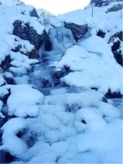 Artvin'in Macahel Karçal dağları eteklerinde bulunan göller ve akarsular buz tuttu Artvin'in Macahel Karçal dağları eteklerinde bulunan göller ve akarsular buz tuttu