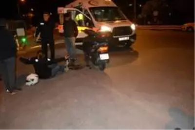 Ayvalık'ta iki motosiklet çarpıştı; 1'i ağır 2 yaralı Ayvalık'ta iki motosiklet çarpıştı; 1'i ağır 2 yaralı